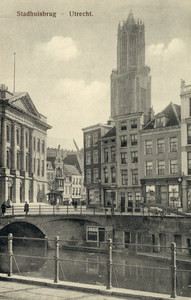 1431 Gezicht op de Oudegracht Weerdzijde te Utrecht met links de Stadhuisbrug en het Stadhuis en rechts de Domtoren.